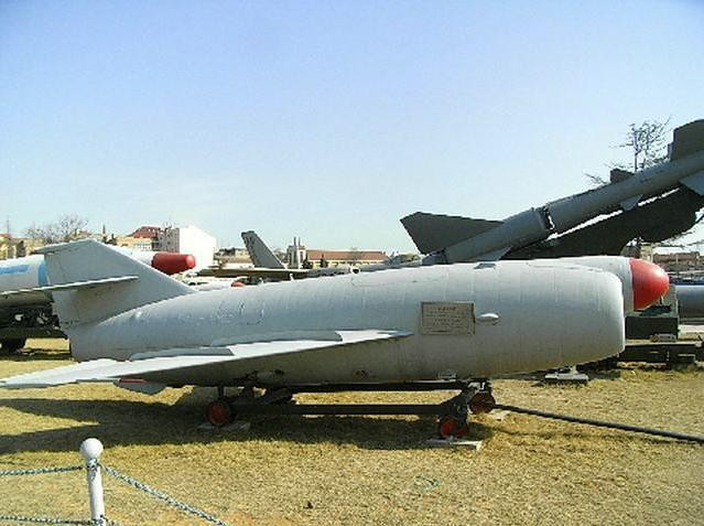 Loại tên lửa chống hạm đầu tiên của Liên Xô chính là SS-N-1 và SS-N-2, dựa trên công nghệ và ý tưởng thiết kế của tên lửa hành trình V-1 của Đức. Mặc dù tầm bắn hiệu quả chỉ khoảng 80 km và không thể được coi là tiên tiến theo quan điểm của ngày nay, nhưng trong những năm 1950 và 1960, khả năng tự tấn công mục tiêu ở khoảng cách 80 km, đã là một thành tựu đáng kể. 