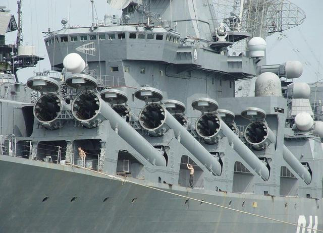 Không giống như Hải quân Mỹ, trong Chiến tranh Lạnh, Hải quân Liên Xô chủ yếu dựa vào các tên lửa chống hạm cực lớn khác nhau, để duy trì sự cân bằng chiến lược với Hải quân Mỹ. Những tên lửa chống hạng nặng tiên tiến, với hiệu suất cực mạnh, và một phần đáng kể các tên lửa này, không hề bị lạc hậu cho đến tận ngày nay.