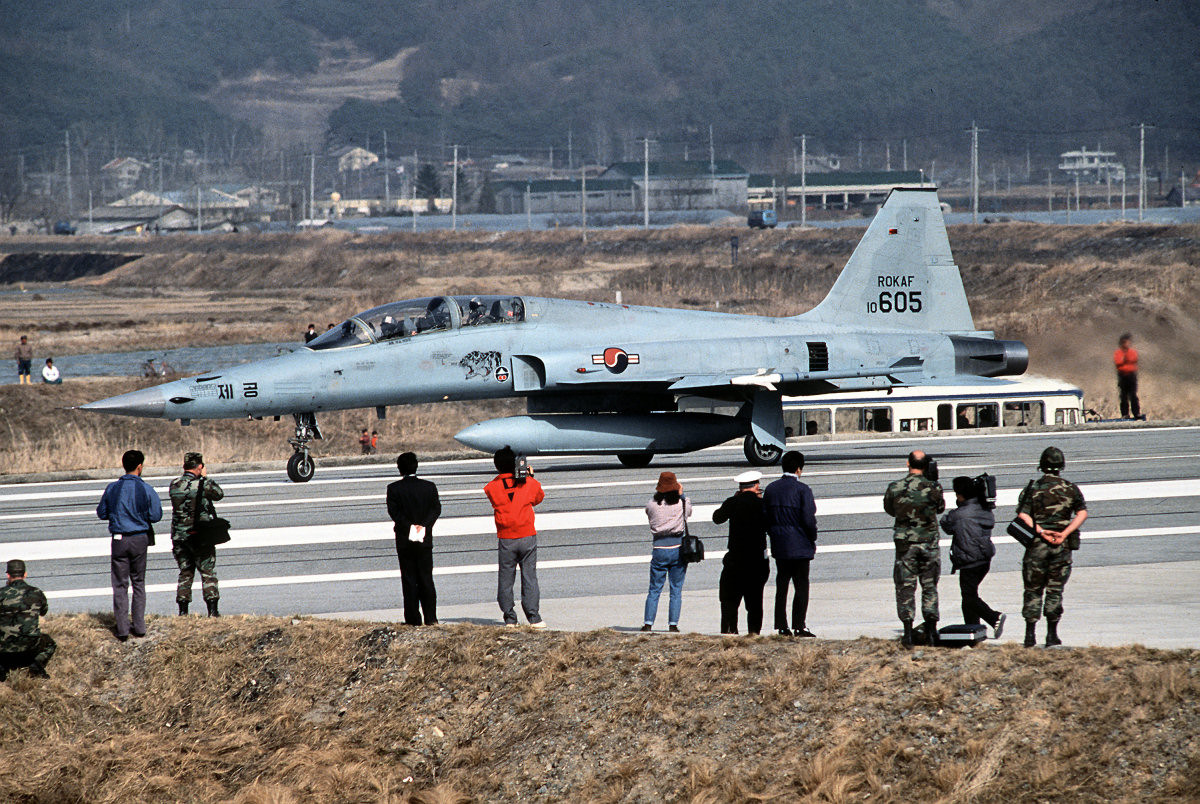 Tuy nhiên giá thành và chi phí hoạt động của KF-21 cao hơn máy bay chiến đấu thế hệ 3, đặc biệt là so với F-5E; như vậy sẽ đồng nghĩa với việc số lượng phi đội sẽ bị cắt giảm, hoặc các phi đội sẽ nhỏ hơn đáng kể do F-5E bị loại bỏ dần, để trang bị các máy bay KF-21.