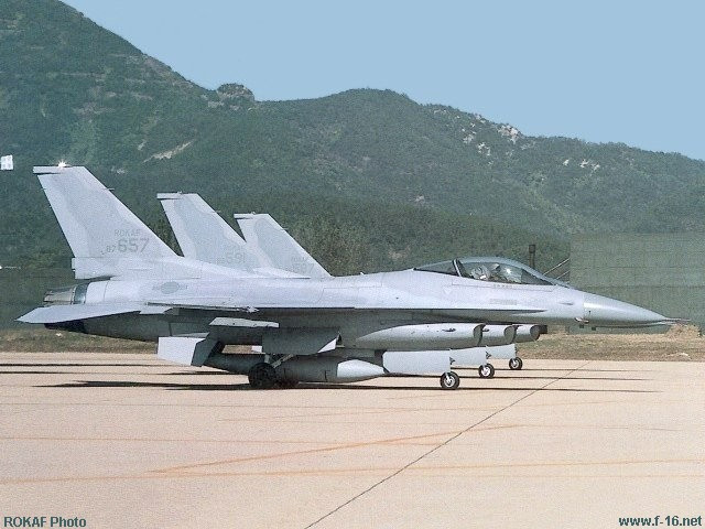 F-16 là loại chiến đấu hạng nhẹ, giá rẻ, nhưng ngày càng được coi là sắp sắp lạc hậu chỉ trong tương lai gần. Mặc dù được Hàn Quốc nâng cấp thường xuyên, nhưng F-16 cũng đã hết (hoặc gần hết) niên hạn khai thác, cần phải loại khỏi biên chế chiến đấu; và loại máy bay được lựa chọn thay thế là KF-21.