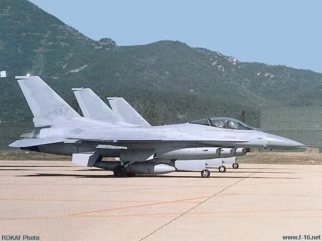 F-16 là loại chiến đấu hạng nhẹ, giá rẻ, nhưng ngày càng được coi là sắp sắp lạc hậu chỉ trong tương lai gần. Mặc dù được Hàn Quốc nâng cấp thường xuyên, nhưng F-16 cũng đã hết (hoặc gần hết) niên hạn khai thác, cần phải loại khỏi biên chế chiến đấu; và loại máy bay được lựa chọn thay thế là KF-21.