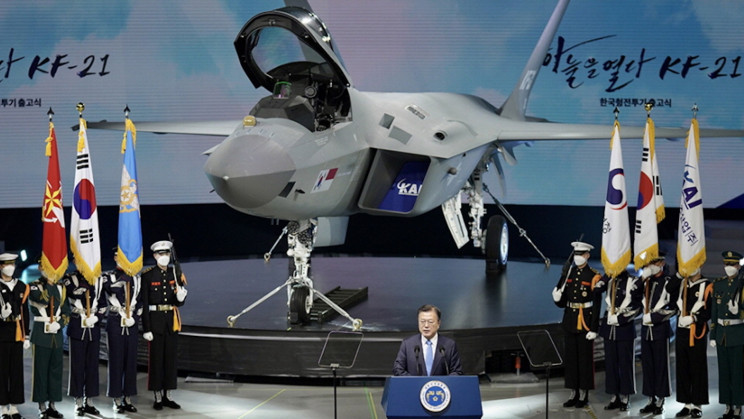 Hiện nay các quốc gia này vẫn đang khai thác F/A-50, F-16 hoặc F-5, mà KF-21 được thiết kế để thay thế chúng. Mặc dù có khả năng tàng hình kém hơn F-35 và sử dụng động cơ công suất yếu hơn, nhưng KF-21 lại có lợi thế chi phí hoạt động và giá thành thấp hơn, bảo trì dễ dàng hơn.