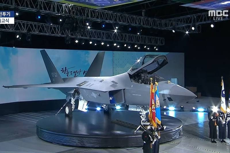 KF-21 cũng được cho là sẽ tương thích với các loại tên lửa của Mỹ, có nghĩa là chúng có thể sử dụng tên lửa không đối không tầm xa AIM-260, dự kiến sẽ bắt đầu được đưa vào sử dụng vào gần cuối thập kỷ này. AIM-260 có tốc độ nhanh hơn, linh hoạt hơn, tầm bắn xa hơn, đáng tin cậy hơn và rẻ hơn so với tên lửa Meteor.