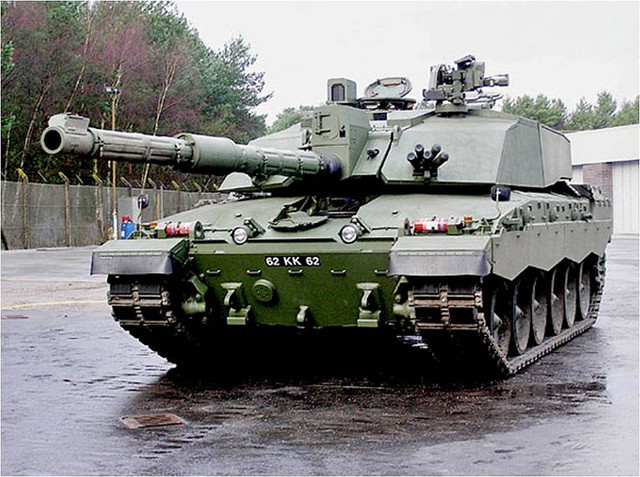 Challenger 2 đã từng được xuất khẩu, nhưng số lượng không đáng kể; chỉ có khoảng 40 chiếc Challenger 2 đang trong biên chế Quân đội Oman. Gói nâng cấp Challenger 3 có khả năng cũng được bán cho Oman, quốc gia từ lâu đã trở thành khách hàng hàng đầu của vũ khí của Anh.