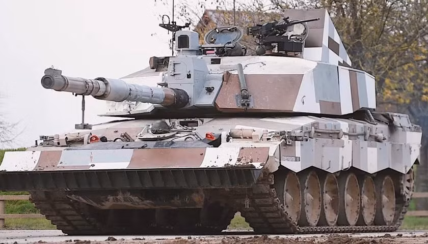 Cũng cần phải lưu ý rằng Leopard 2 có thiết kế cũ hơn nhiều so với Challenger 2; Leopard 2 đầu tiên được đưa vào sử dụng là năm 1979, như vậy Leopard 2 thậm chí còn cũ hơn so với Challenger 1 (đã loại biên), được đưa vào biên chế năm 1983.