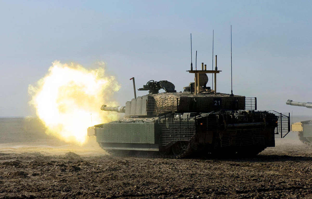 Challenger 2 là loại xe tăng hiện đại nhất của phương Tây, được đưa vào trang bị từ năm 1998; mặc dù việc thiếu pháo nòng trơn, đã làm suy giảm tiềm năng xuất khẩu của nó. Đồng thời với quy mô tương đối nhỏ của các đơn vị xe tăng Anh, khiến nó phải chấm dứt sản xuất sớm hơn nhiều so với Leopard 2. Tuy nhiên chiếc Leopard 2 có tốc độ nhanh hơn và cơ động hơn.