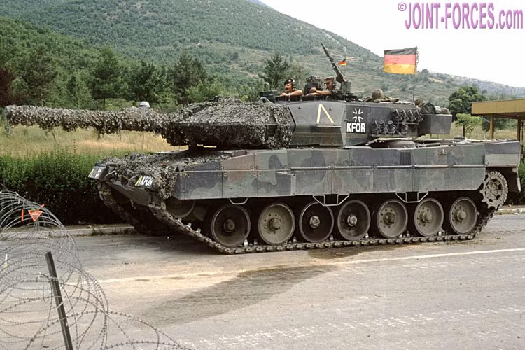 Hơn nữa, điều quan trọng cần cân nhắc, nếu Anh thực sự thay thế Challenger 2 bằng thiết kế của nước ngoài, Leopard II sẽ không phải là sự lựa chọn tốt nhất, không chỉ về tính năng kỹ chiến thuật mà còn vì lý do chính trị; đặc biệt là sau khi Anh rời Liên minh châu Âu.