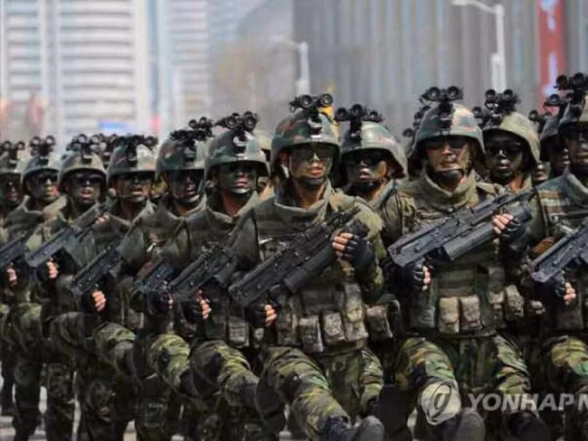 Cho đến nay, Quân đội Nhân dân Triều Tiên sở hữu nhiều lực lượng đặc biệt nhất trên thế giới, với khoảng 180.000 quân nhân trong lực lượng. Đây là chiến lược phi đối xứng của Triều Tiên, để đối phó với Hàn Quốc và Mỹ vốn vượt trội về trang bị vũ khí.