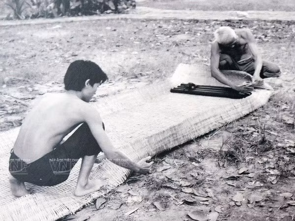 Về tới nội thành, số vũ khí này được phân tán trên các xe lam chở về các cơ sở cất giấu. Thuốc nổ được cho vào bọc ni lông mấy lớp, buộc kỹ dìm xuống kênh rạch vùng Bà Chiểu và những nơi không ai ngờ. 