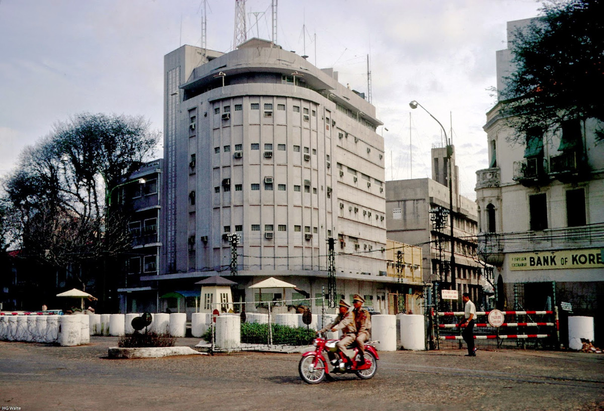 Trinh sát mục tiêu đã khó, nhưng chuyển vũ khí từ chiến khu vào nội thành còn khó hơn nhiều lần. Địch canh gác vòng trong vòng ngoài, suốt trên các nẻo đường dẫn vào nội thành. Để qua mắt chúng, ta đặt thuốc nổ vào trong các bánh mủ cao su, rồi chất lên xe tải với những vật dụng lỉnh kỉnh.