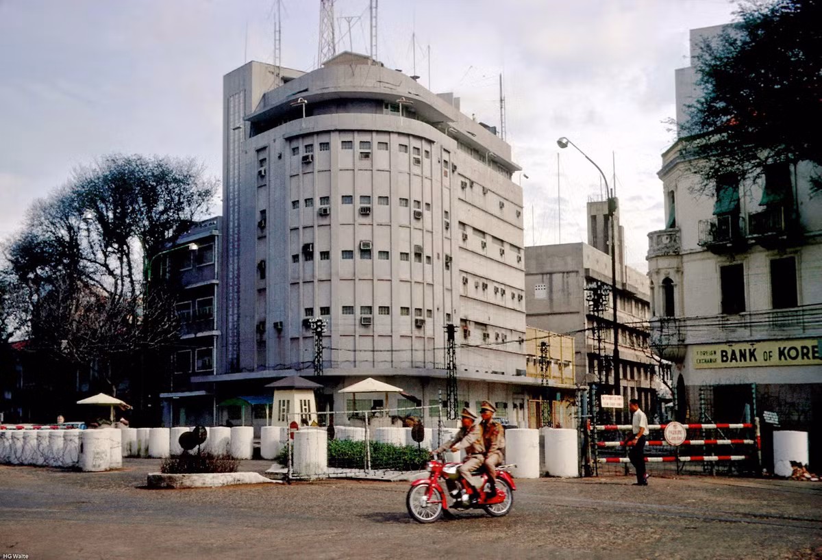 Trinh sát mục tiêu đã khó, nhưng chuyển vũ khí từ chiến khu vào nội thành còn khó hơn nhiều lần. Địch canh gác vòng trong vòng ngoài, suốt trên các nẻo đường dẫn vào nội thành. Để qua mắt chúng, ta đặt thuốc nổ vào trong các bánh mủ cao su, rồi chất lên xe tải với những vật dụng lỉnh kỉnh.