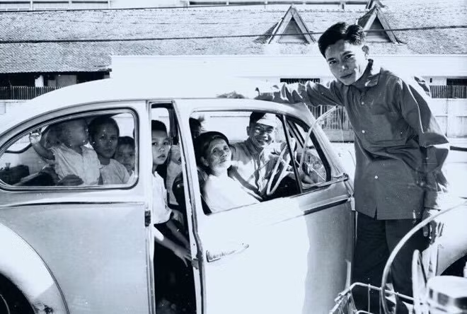 Tổ chức cũng đã bỏ ra 270.000 đồng, mua chiếc xe du lịch hiệu Frégate màu đen. Có xe rồi, Bảy Bê tìm cách thiết kế một thùng sắt để khít trong cốp xe để chứa thuốc nổ. Sau nhiều trục trặc, chiếc thùng sắt chứa 150 kg thuốc nổ đã đặt vừa khít vào cốp xe, chỉ chờ ngày xung trận.