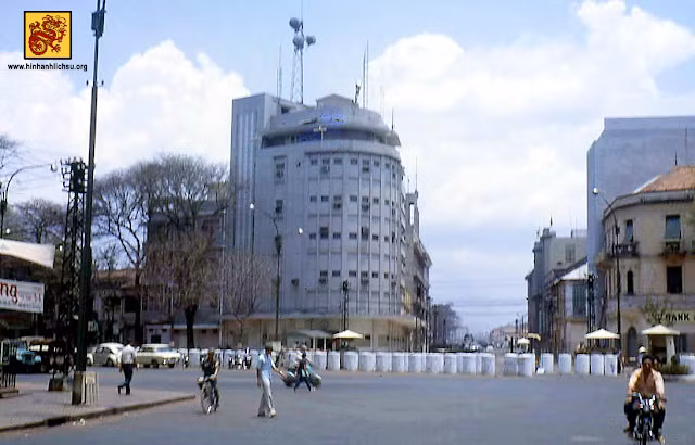 Sau nhiều la cà gần tòa đại sứ để nghiên cứu, cộng với tin tức từ cơ sở mật trong lòng địch báo ra, tổ biệt động đã tìm ra điểm yếu của tòa đại sứ. Đó là các ô cửa kính và trong các ô kính là phòng làm việc của quan chức và nhân viên. Ở đây cũng chỉ có hàng rào chắn bằng gỗ, xe chở thiết bị nổ có thể lao qua để áp sát vào tường nhà. 