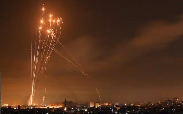 Một loạt hình ảnh được chụp vào đêm ngày 14/5, mô tả các trận chiến dữ dội như trong phim "Chiến tranh giữa các vì sao" của Hollywood, nhưng đang diễn ra trên bầu trời Israel và Dải Gaza, giữa các tên lửa do các nhóm vũ trang Palestine và các tên lửa đánh chặn Iron Dome của Israel.