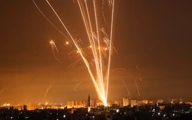 Có thể dễ dàng phân biệt đường bay của tên lửa Iron Dome với quỹ đạo phức tạp, trong khi đó các loại tên lửa, đạn cối của Hamas có quỹ đạo bay đơn giản hơn nhiều.