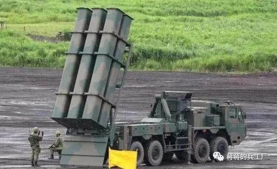 Type 17 bay ở độ cao khoảng 50 mét trên đất liền và 10 mét trên mực nước biển; tên lửa sử dụng đầu đạn xuyên giáp và bán xuyên giáp, trọng lượng ước tính khoảng 160 kg.