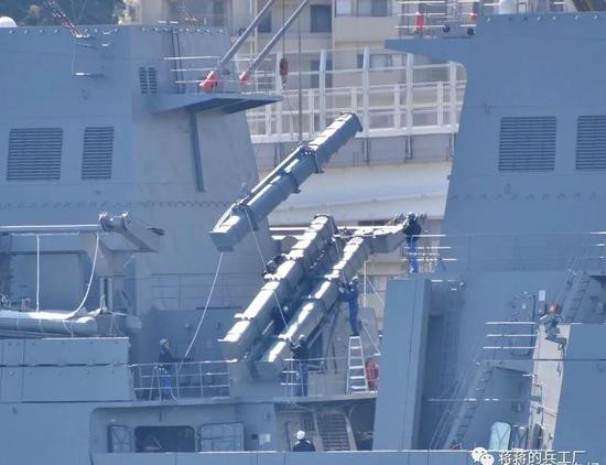 Phân tích về loại tên lửa thử nghiệm Type 17 cho thấy, loại tên lửa này khá khác biệt so với phiên bản sản xuất hàng loạt phóng từ đất liền, khi ống phóng to và dài hơn.