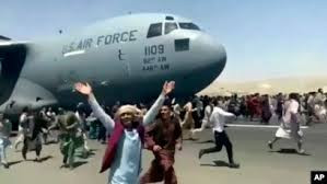 “Ngoài các video trực tuyến và báo chí đưa tin về những người rơi khỏi máy bay khi khởi hành, thi thể người còn được phát hiện trong khoang bánh xe của chiếc C-17, sau khi nó hạ cánh tại Căn cứ Không quân Al Udeid của Qatar.”, Ann Stefanek viết.