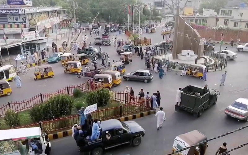 Các quốc gia, bao gồm cả Ấn Độ và Nga, đã góp phần xây dựng lại đất nước Afghanistan bị chiến tranh tàn phá. Và chính phụ nữ Afghanistan dường như được hưởng lợi nhiều nhất, khi đất nước bắt đầu thực hiện những bước đi nhỏ bé hướng tới dân chủ.