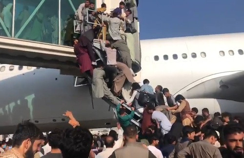 Hàng nghìn người hoảng sợ đã đổ xô đến sân bay quốc tế Kabul vào ngày 16/8 để thoát khỏi những gì họ cho là sự trở lại của chế độ tàn bạo Taliban. Trong một trong những đoạn video gây ám ảnh, là hình ảnh hàng trăm người dân Afghanistan đang chạy theo một chiếc C-17 Globemaster, khi nó đang lăn trên đường băng để cất cánh.
