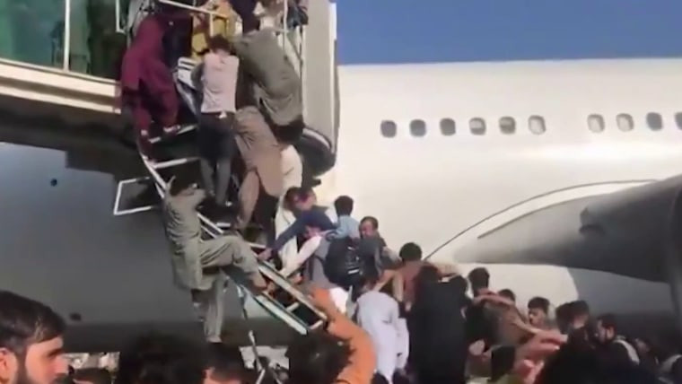 Tuy nhiên, vào ngày 16/8, ngay cả những người Afghanistan kiên cường, cũng không đủ sức kháng cự lại lực lượng Taliban đang tiến quân thần tốc vào Kabul. Các phương tiện truyền thông xã hội đã tràn ngập những hình ảnh và video gây đau lòng về những người đang cố gắng di chuyển đến một địa điểm an toàn hơn.