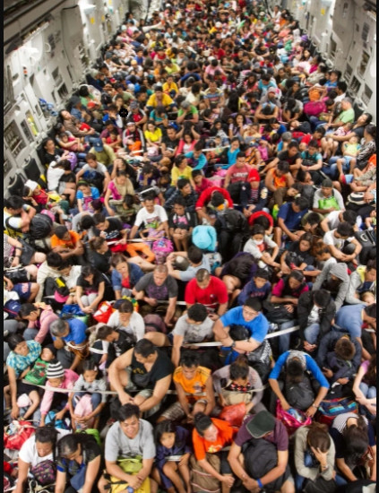 Phi hành đoàn đã không chỉ cứu sống hàng trăm người mà còn vận chuyển được hơn 45 tấn hàng hóa thiết yếu. Hình ảnh của các hành khách được giải cứu có nét giống với cuộc sơ tán Afghanistan được thực hiện vào ngày 16/8/2021. Thậm chí một số mạng xã hội, đã nhầm lẫn cuộc di tản của Philippines là cuộc không vận Afghanistan hiện nay. Nguồn ảnh: Flickr.