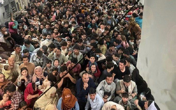 Trong một video được lan truyền rộng rãi, có thể thấy hàng trăm thường dân Afghanistan trên chiếc máy bay vận tải C-17 của quân đội Mỹ, rời khỏi thủ đô Kabul để thoát khỏi Taliban đang hoành hành và sự tàn bạo của nó.