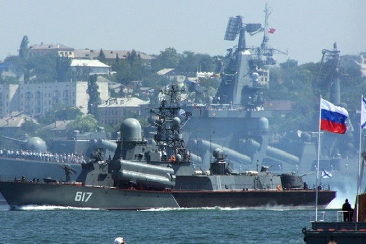 Phần lớn thiết bị cao cấp của Ukraine bao gồm một số thiết bị mới nhất do ngành công nghiệp vũ khí trong nước sản xuất đã bị bán cho nước ngoài. Việc sáp nhập Crimea cũng có tác động tàn phá đối với hải quân Ukraine, Kiev đã mất 75% nhân lực, hầu hết các căn cứ và 2/3 số tàu chiến.