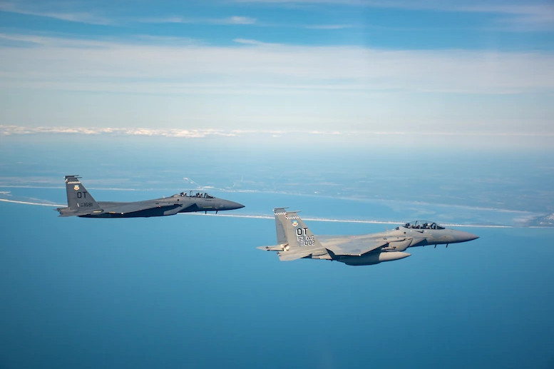 Kết quả của máy bay chiến đấu “Siêu Đại bàng” F-15EX trong cuộc tập trận “Northern Blade 21” diễn ra trong môi trường chiến đấu hỗn hợp (có cả máy bay chiến đấu thế hệ 4 và 5); hai chiếc chiến đấu cơ F-15EX đã được điều động 33 lần xuất kích, tiến hành các bài tập chung với F-15C, F-16, F-35, F-22 và các máy bay chiến đấu chủ lực khác.