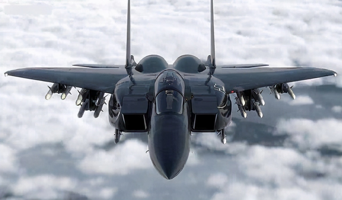 Chiến thuật này sẽ giúp cải thiện tỷ lệ sống sót của "Siêu đại bàng" trong chiến đấu, vì F-15EX lúc này nằm ngoài vùng sát thương của tên lửa phòng không đối phương. Khi kết hợp với các máy bay chiến đấu tàng hình, F-15EX đóng vai trò là máy bay chiến đấu tuyến sau.