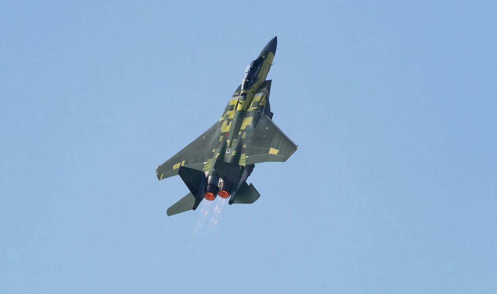 Theo thông tin, tiêm kích cơ F-15EX đã “bắn hạ” một số máy bay chiến đấu trong cuộc tập trận, nhưng nó cũng bị đối thủ “bắn hạ”. Tuy nhiên, kết quả như vậy không gây sốc, lý do là Không quân Mỹ hiện vẫn chưa hoàn thiện chiến thuật mới, cho loại máy bay chiến đấu không tàng hình này.