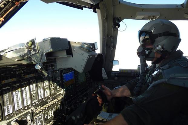 “Nó không nhẹ nhàng và êm ái”, Kilchrist nói về chế độ bay thấp. “Chuyển động lên xuống của chiếc B-1 giống như một chiếc tàu lượn siêu tốc - khiến tôi đôi lúc cảm thấy người không trọng lượng, đó thực sự là những cảm giác không hề dễ chịu”; Kilchrist nói thêm.