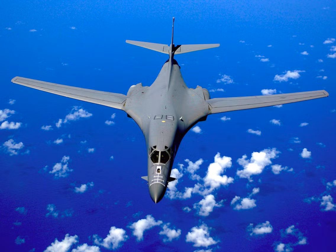 Khi giang cánh bay thấp sát mặt đất, B-1 có thể “núp” dưới “vùng mù” các radar phòng không của Liên Xô, vốn không thể phân biệt được chuyển động và kích thước của B-1, với một chuyển động khác gần mặt đất.