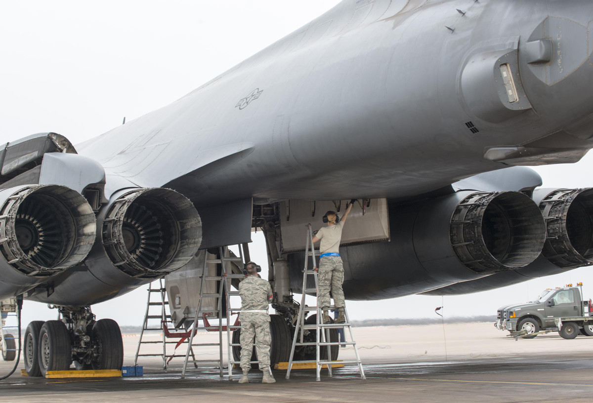 Máy bay ném bom chiến lược B-1 sử dụng bốn động cơ phản lực cánh quạt đốt sau GE F101-102; khi sử dụng chế độ đốt sau, cho tổng lực đẩy tổng cộng 55.792 kg, giúp B-1 đạt tốc độ đến 1,2 Mach.