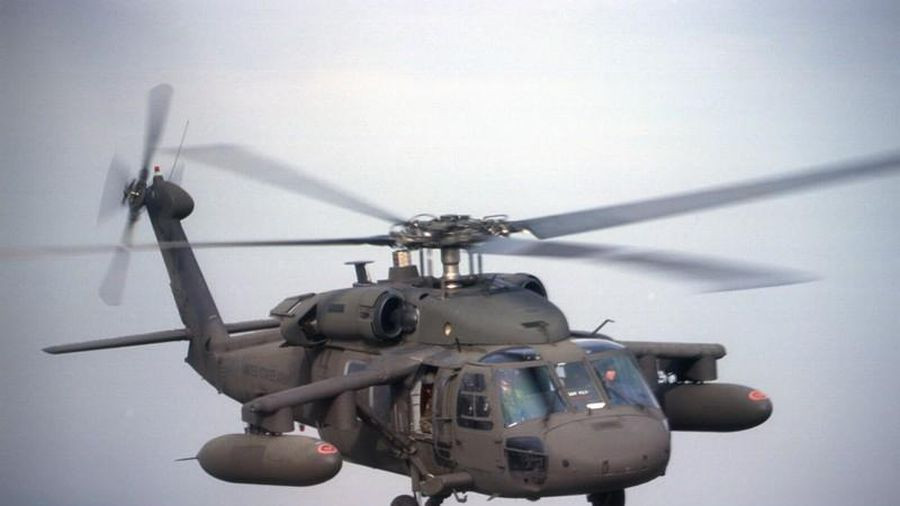 UH-60A được trang bị hai động cơ trục turbo có công suất 1.560 mã lực mỗi trục. Nhiên liệu bên trong được chứa trong hai thùng nhiên liệu, với dung tích lên tới 1300 lít. Khi bị hỏng một động cơ thì Black Hawk vẫn có khả năng bay bằng một động cơ còn lại.