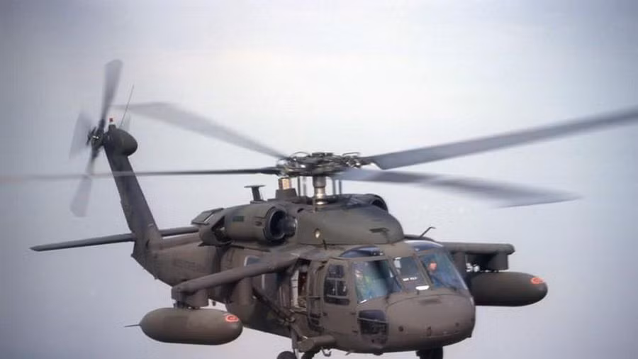 UH-60A được trang bị hai động cơ trục turbo có công suất 1.560 mã lực mỗi trục. Nhiên liệu bên trong được chứa trong hai thùng nhiên liệu, với dung tích lên tới 1300 lít. Khi bị hỏng một động cơ thì Black Hawk vẫn có khả năng bay bằng một động cơ còn lại.