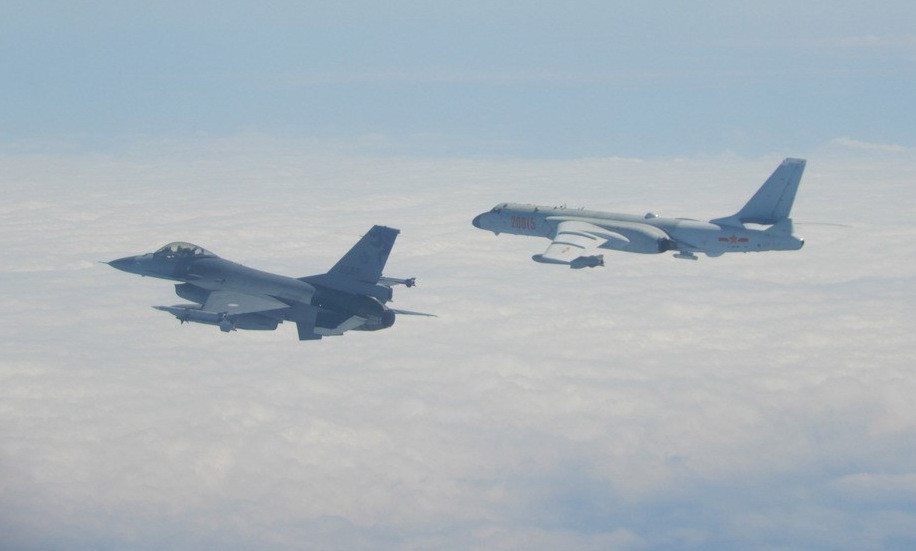 Truyền thông Đài Loan cho rằng, PLA đã điều động máy bay chiến đấu, máy bay ném bom và nhiều mẫu máy bay phụ trợ khác nhau vào vùng trời phía tây nam của Đài Loan trên quy mô lớn, chủ yếu liên quan đến các cuộc tấn công ném bom mô phỏng vào tàu sân bay Mỹ, và máy bay chiến đấu có nhiệm vụ hộ tống máy bay ném bom.