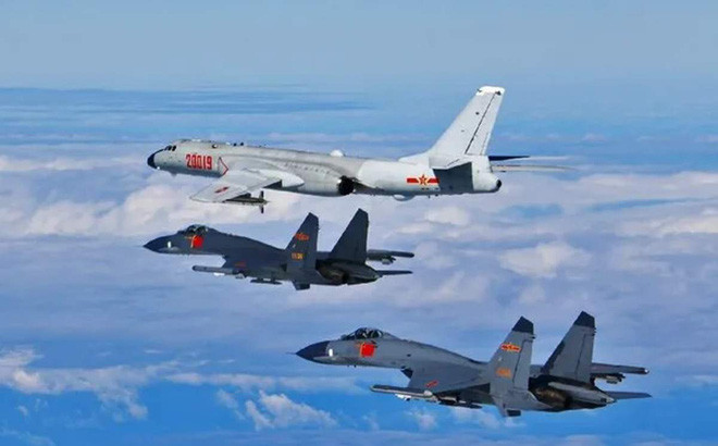 Trong khi đó, đường bay của máy bay chống ngầm Y-8 và máy bay ném bom H-6 còn lại tiếp tục từ eo Ba Sĩ xuống phía nam, sau đó chuyển hướng đến "Vùng nhận dạng phòng không Đông Nam" của Đài Loan, rồi đã bay trở lại dọc theo các tuyến đường tương tự. 