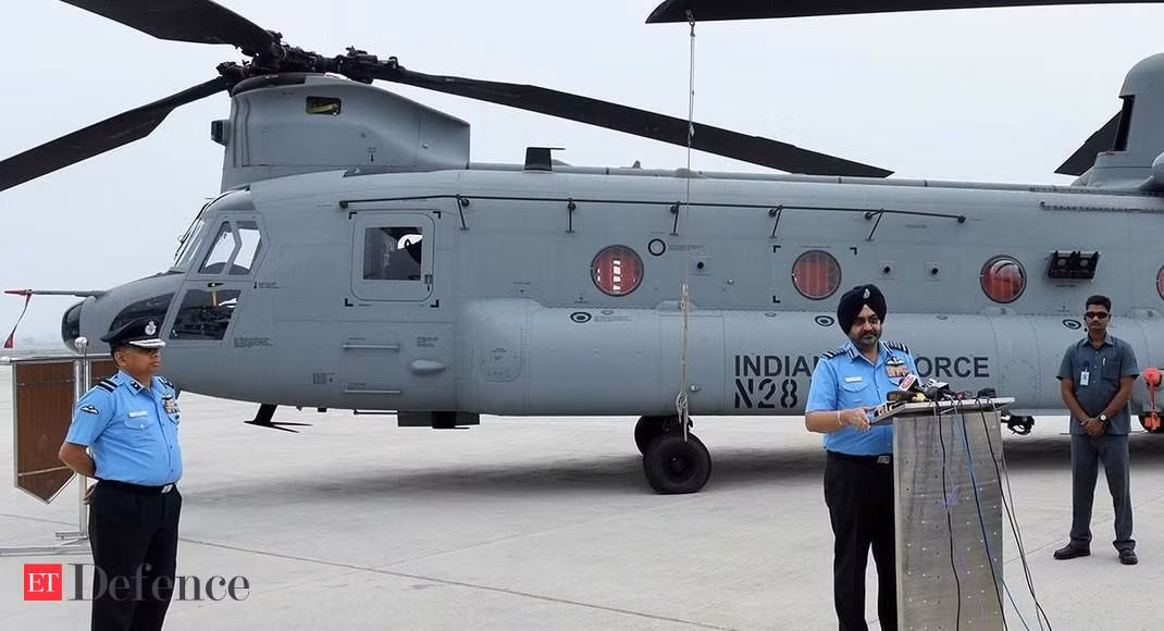 Ấn Độ đã mua tổng cộng 15 trực thăng Chinook từ tập đoàn hàng không và quốc phòng khổng lồ Boeing của Mỹ vào năm ngoái. Năm chiếc trực thăng cuối cùng đã được bàn giao cho Không quân Ấn Độ (IAF) ở Chandigarh, ngay trước khi Ấn Độ áp đặt lệnh đóng cửa toàn quốc, do đại dịch Covid-19.