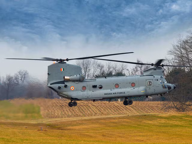 Trực thăng Chinook được phát triển bởi công ty chế tạo trực thăng Vertol của Mỹ và được sản xuất bởi Boeing Vertol (sau này được gọi là Boeing Rotorcraft Systems), CH-47F Chinook là loại trực thăng hạng nặng, hai động cơ, hai cánh quạt song song, có khả năng vận chuyển đa dạng, tầm bay xa.