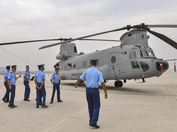 Câu hỏi đặt ra là tại sao Ấn Độ mua Chinook? Theo thông tin lý do Ấn Độ lựa chọn trực thăng CH-47F Chinook vì cho rằng, loại trực thăng này sẽ đảm bảo cho Không quân Ấn Độ khả năng không vận chiến lược chưa từng có, từ chiến đấu đến cứu trợ thảm họa.