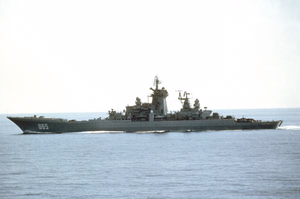 Trong những năm cuối của Chiến tranh Lạnh, các nhà máy đóng tàu của Liên Xô đã hoàn thành đóng 4 chiếc tàu tuần dương lớp Kirov, chạy bằng năng lượng hạt nhân; với mục đích để tiến công các biên đội tàu sân bay của Hải quân Mỹ ở tầm xa, và cho phép Hải quân Liên Xô tham chiến ở vùng biển xanh xa bờ.