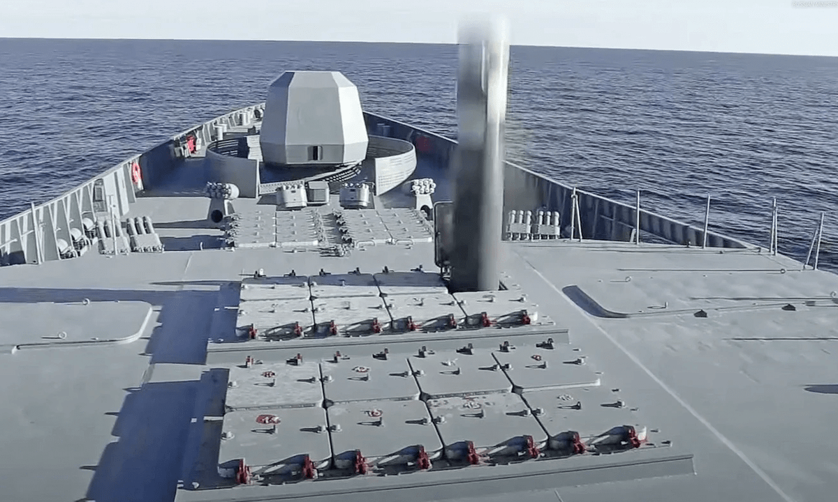 Số tên lửa phòng không S-400 sẽ chiếm hơn một nửa số vũ khí trên tuần dương Đô đốc Nakhimov, biến con tàu này thành một “siêu hạm” phòng không, có khả năng phòng không linh hoạt chưa từng có, kể cả so sánh với các đối thủ Mỹ.