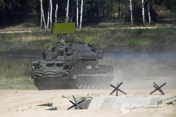 Ông Konovalov cũng cho biết, hệ thống Patriot có tầm bắn xa hơn (lên đến 180 km), trong khi Tor-M2 chỉ có thể bắn trúng mục tiêu cách xa 16 km. Tuy nhiên hệ thống Tor cũng cơ động hơn, khi có thể bắn hạ mục tiêu khi đang di chuyển, trong khi Patriot phải dừng lại và chuẩn bị trận địa, nên cần nhiều thời gian hơn”. Nguồn ảnh: QQ.