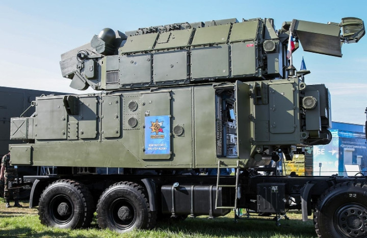 Một trong những bản nâng cấp mới nhất của Tor-M2 đã được giới thiệu trước công chúng theo thiết kế mô-đun. Hệ thống được thiết kế giữa vũ khí và khung xe không còn là cố định. Nếu cần thiết, bệ phóng tên lửa với radar bên trong, có thể được tháo ra và gắn trên bất kỳ hệ thống vận chuyển nào.