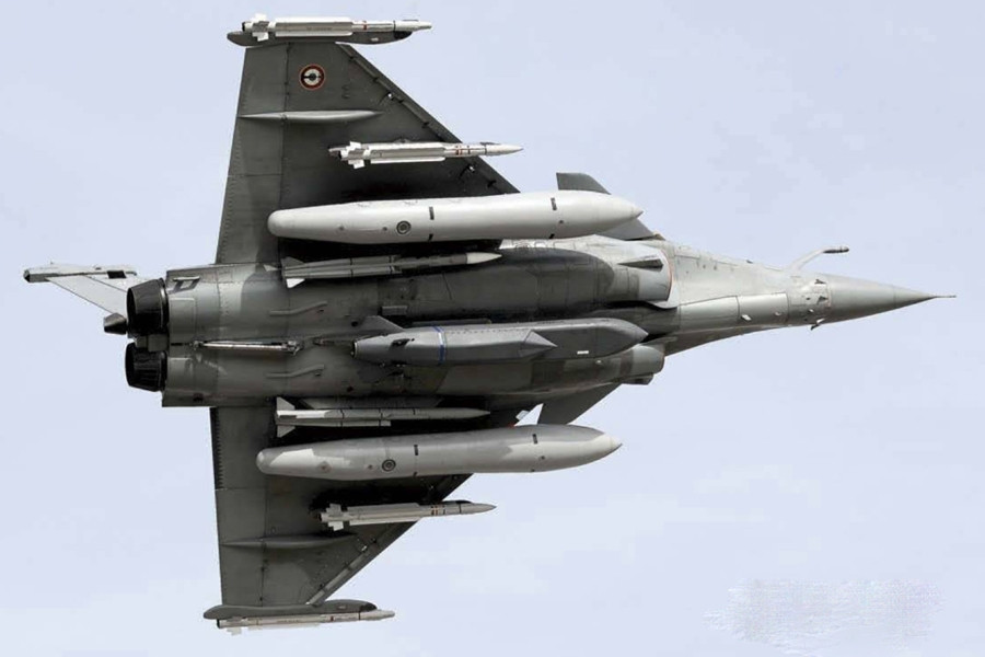 Theo thông tin của nhà sản xuất Dassault Aviation, Rafale được trang bị tên lửa không đối không tầm xa nhất Meteor, cũng như các loại vũ khí tiến công mặt đất thông minh như tên lửa Hammer và tên lửa hành trình không đối đất tầm xa SCALP.
