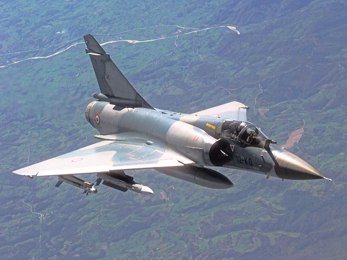 Các máy bay chiến đấu của đảo Đài Loan hiện nay gồm các loại Kinh Quốc, F-16 và Mirage 2000 đều là chiến đấu cơ hạng nhẹ, tương đương với chiến đấu cơ J-10 của Trung Quốc và mỗi máy bay chiến đấu của đảo Đài Loan, cũng chỉ có thể mang 4 tên lửa Thiên Cung. 