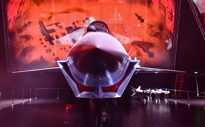 Còn chiến đấu cơ Su-75 Checkmate của Nga mới phát triển, theo kế hoạch đến năm 2023 mới bay thử và bắt đầu trang bị vào năm 2025. Su-75 cùng có trọng lượng tương đương và tích hợp nhiều công nghệ tương tự như J-10C; cả hai đều có thể so sánh được ở nhiều khía cạnh, mặc dù Checkmate là thiết kế thế hệ thứ năm. Vậy loại máy bay nào sẽ gây bất lợi nhất cho lợi ích địa chính trị của phương Tây.