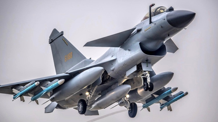 J-10C và Su-75 đều rất xứng đáng là máy bay chiến đấu hạng nhẹ tiên tiến và cùng với F-35 của Mỹ, cả ba đều là những ứng cử viên gần gũi cho danh hiệu máy bay chiến đấu một động cơ mạnh nhất thế giới. 