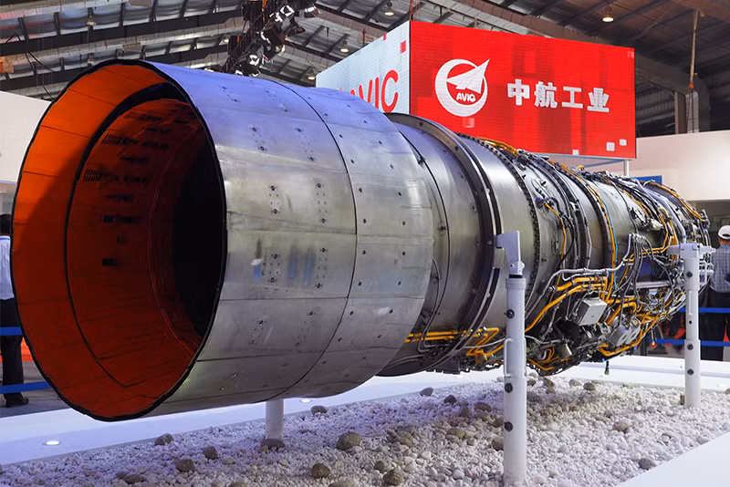 Theo giới thiệu của các nhà sản xuất động cơ máy bay Trung Quốc, động cơ nội địa WS-10 của J-10C là một trong những động cơ máy bay chiến đấu thế hệ thứ tư mạnh nhất trên thế giới, giúp J-10C hiện là vô địch về tỷ lệ lực đẩy / trọng lượng của nó. 